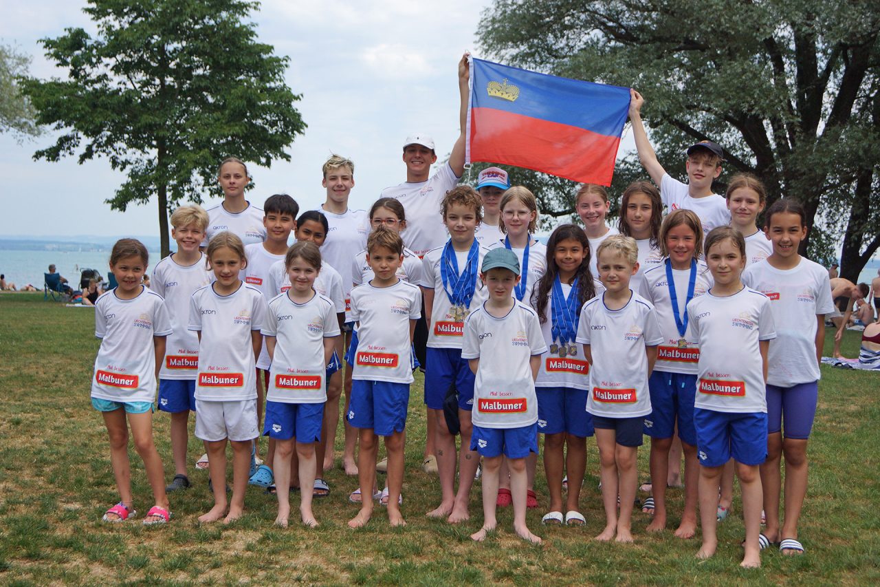 n Mannschaftsfoto vom hervorragenden Abschneiden der Schwimmgemeinschaft Liechtenstein