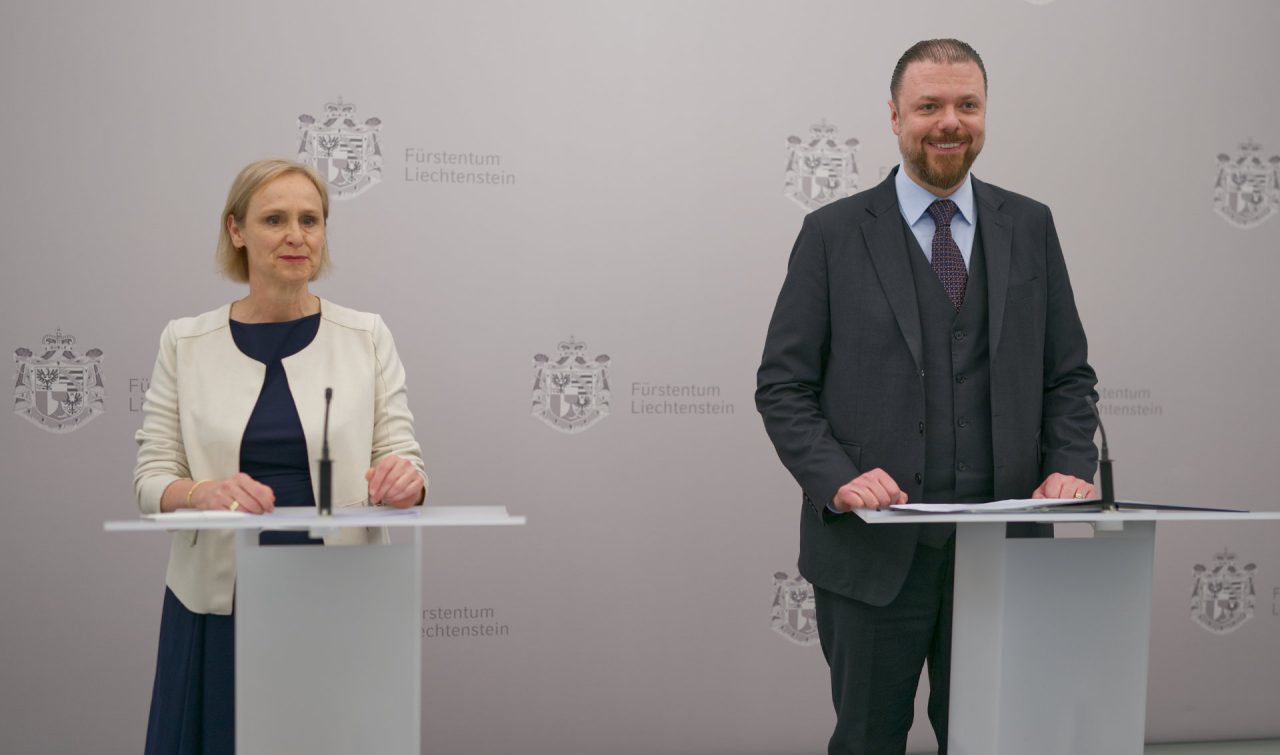Eva Maria Mödlagl und Regierungsrat Emanuel Schädler