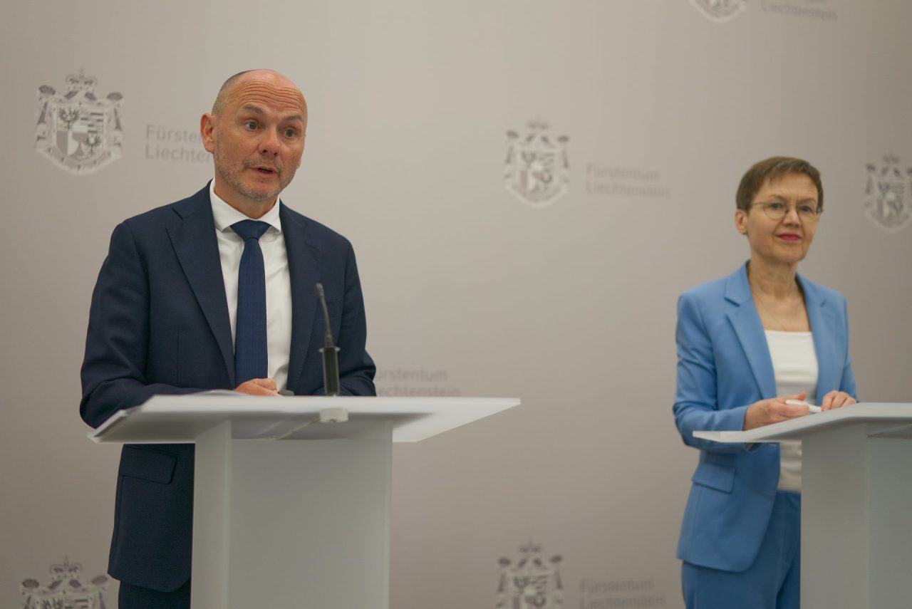 Regierungsrat Hubert Büchel und Regierungschefin Brigitte Haas präsentieren die neue Sicherheitsstrategie