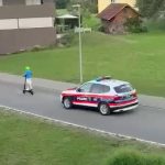 Junge stürzt mit E-Scooter bei Flucht vor der Polizei – Update