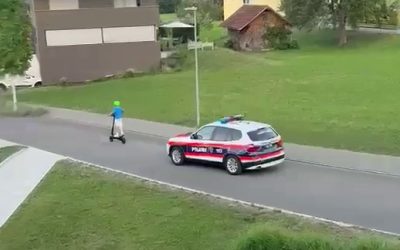 Junge stürzt mit E-Scooter bei Flucht vor der Polizei