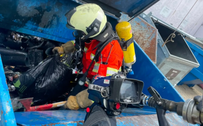 Feuerwehr löscht Muldenbrand