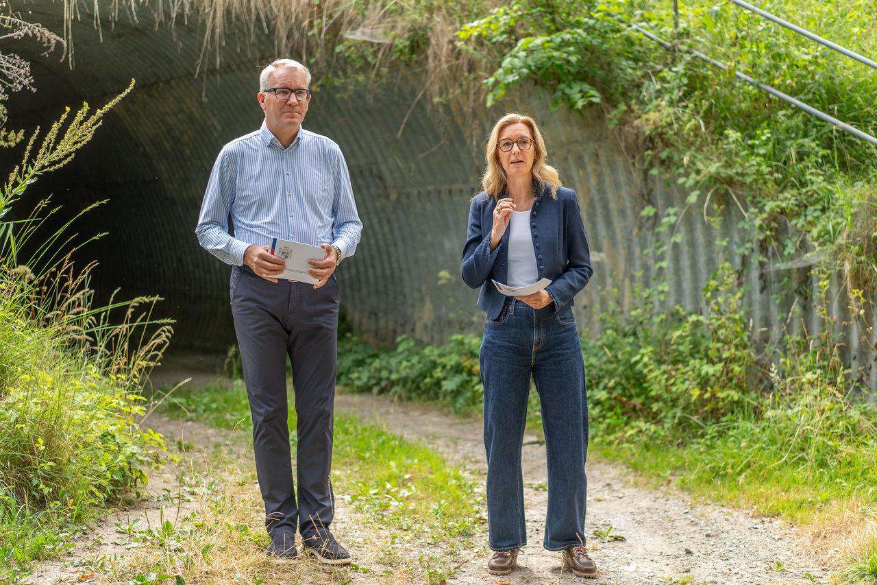 Daniel Oehry und Sabinie Monauni bei der Medieninformation in Nendeln