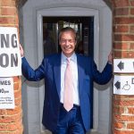 Nigel Farage schlägt „Count Binface“