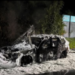 Auto brennt vollständig aus