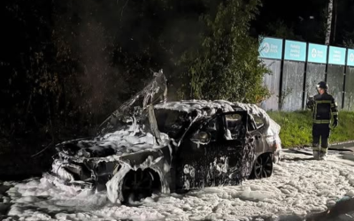 Auto brennt vollständig aus