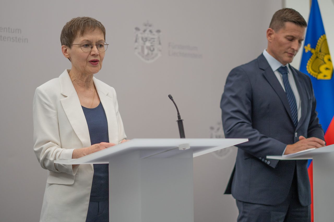 Regierungschefin Brigitte Haas und Fabian Schmid, Leiter Amt für Informatik