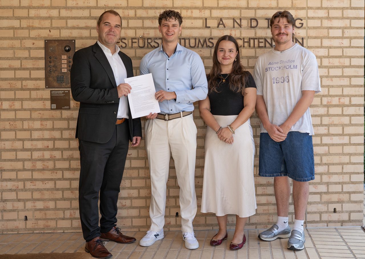 Vertreter der Jugendunion übergeben Petition an Landtagspräsident Manfred Kaufmann