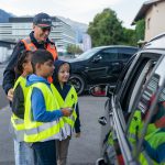 Schüler beschenken Autofahrer zum Schulanfang