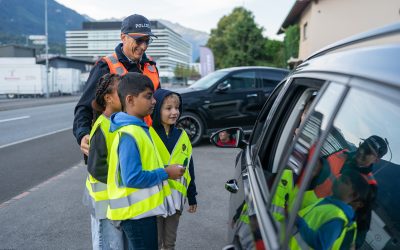 Schüler beschenken Autofahrer zum Schulanfang