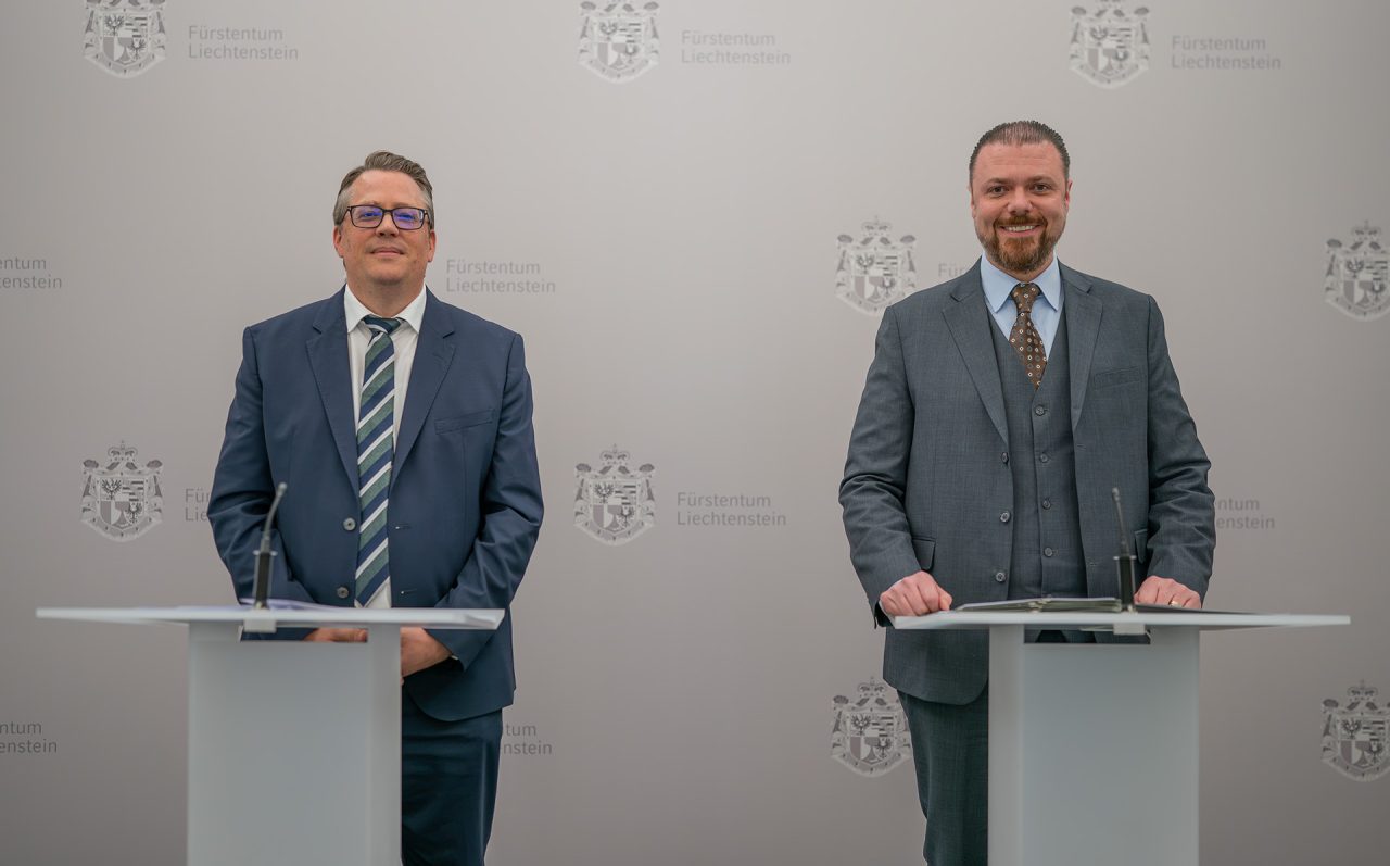 Andreas Gritsch und Regierungsrat Emanuel Schädler bei der Präsentation des Landesvoranschlags 2027